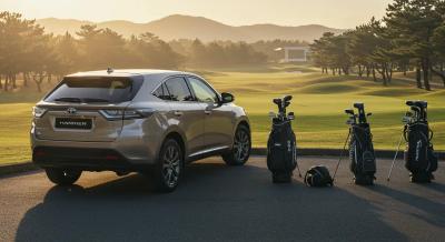 夜明けのゴルフ場で停車するハリアーとゴルフバッグ。洗練と実用性を感じさせる雰囲気。画像端に控えめにトヨタとハリアーのロゴ。