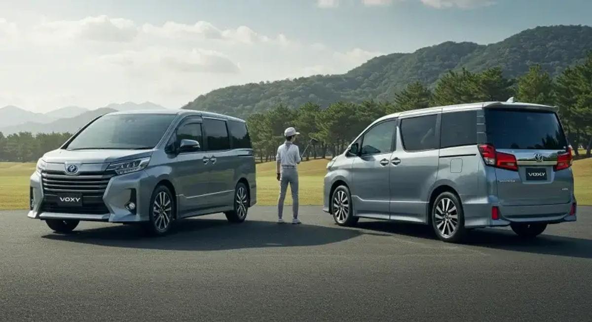 ゴルフ場の駐車場で並ぶ90系テイストのヴォクシーとアルファード。ゴルファー目線の積載性の違いを穏やかに示唆。中景、クールトーン、文字なし。ロゴは画像端に小さく1箇所。
