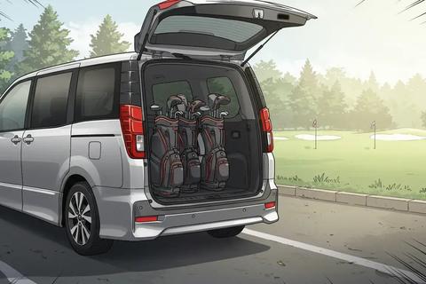 ノア風のミニバンを後方左斜めから描いた漫画風イラスト。リアゲートを上に開け、ゴルフバッグが4つ整然と積まれている様子。背景には朝の光と象徴的な木々があり、ゴルフ場の駐車場を思わせる。車体はやや誇張され、迫力のある構図になっている。