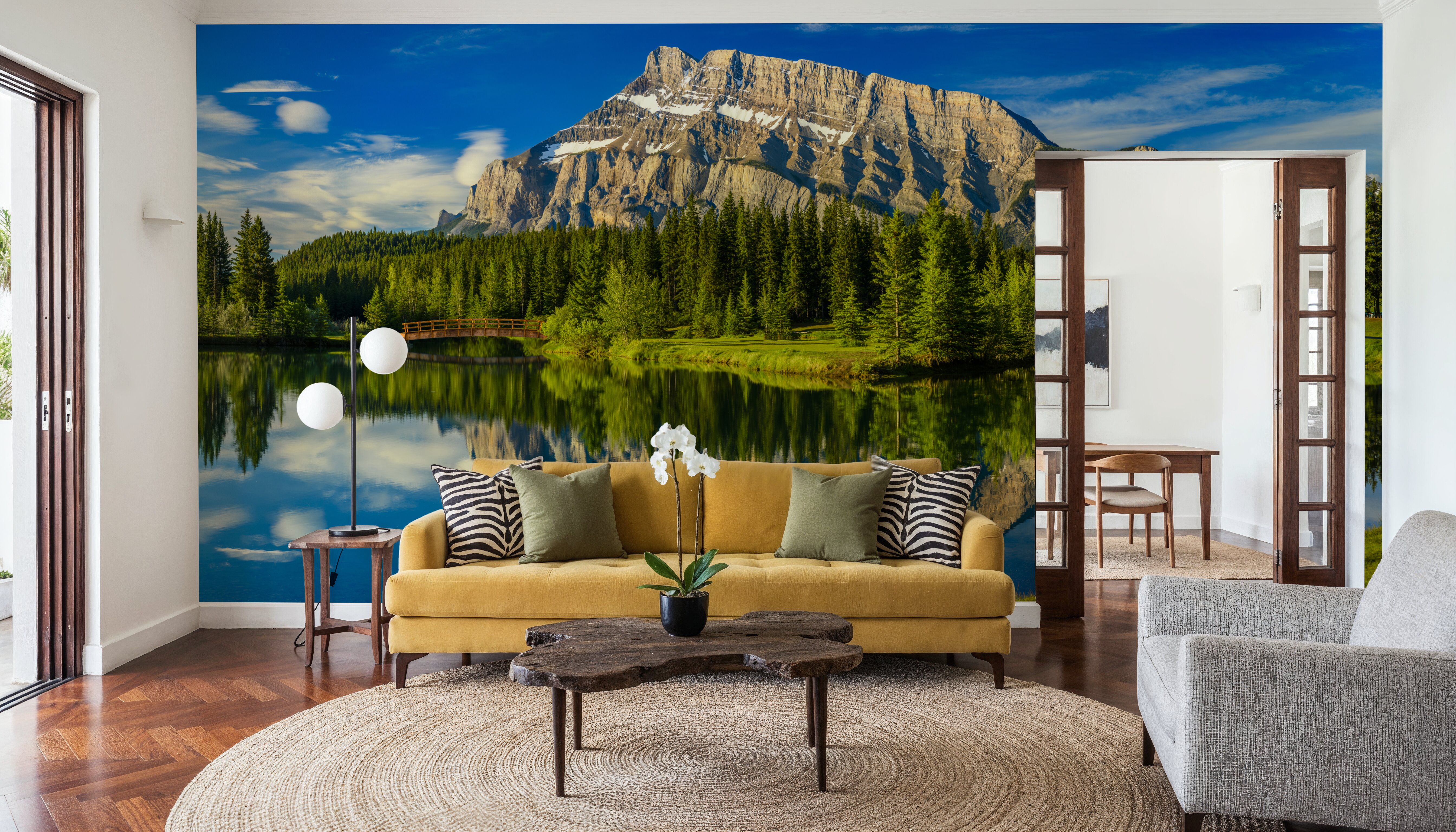 Mirror in Banff, Behang