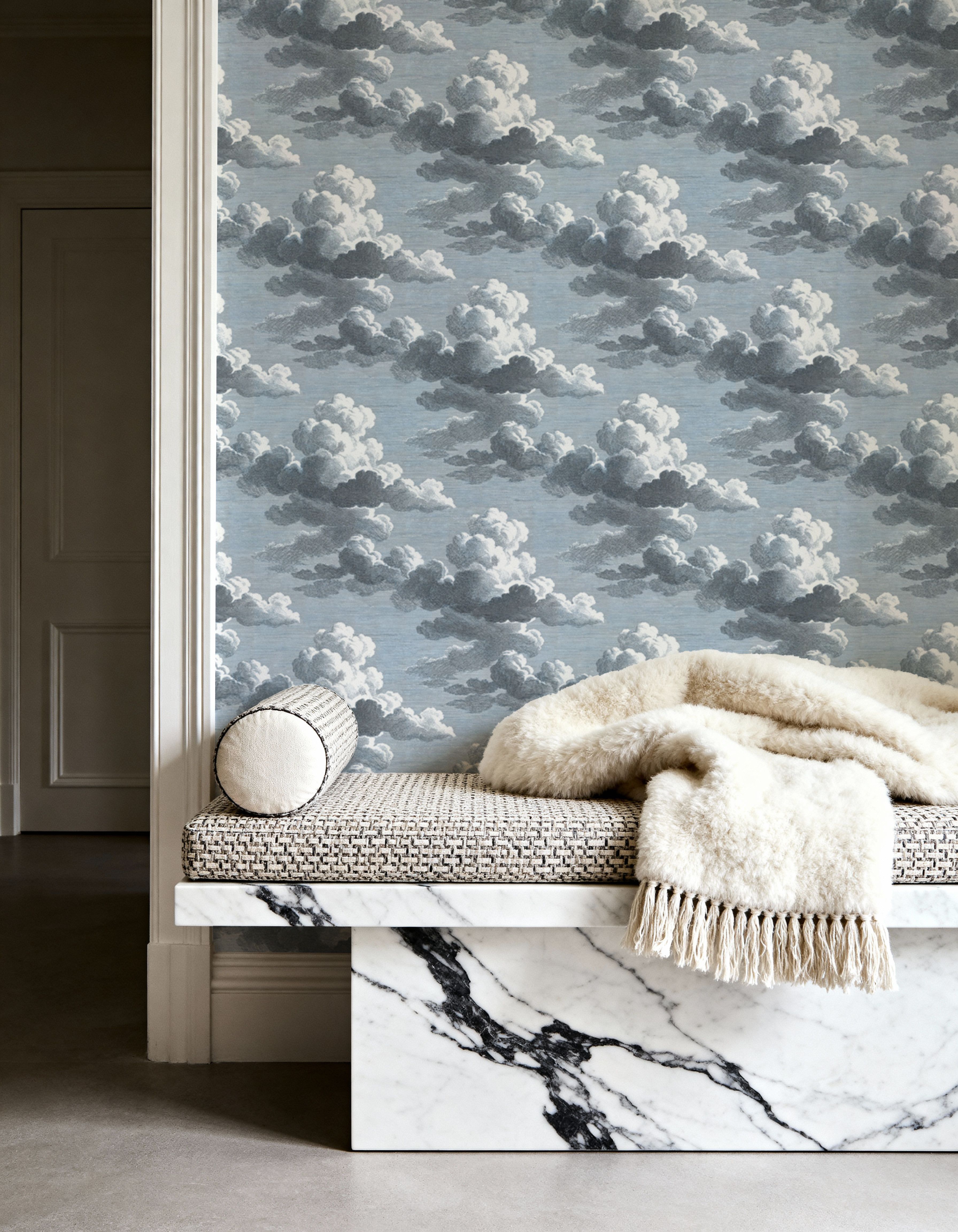 Intaglio Clouds, Ink Blue, Papier peint