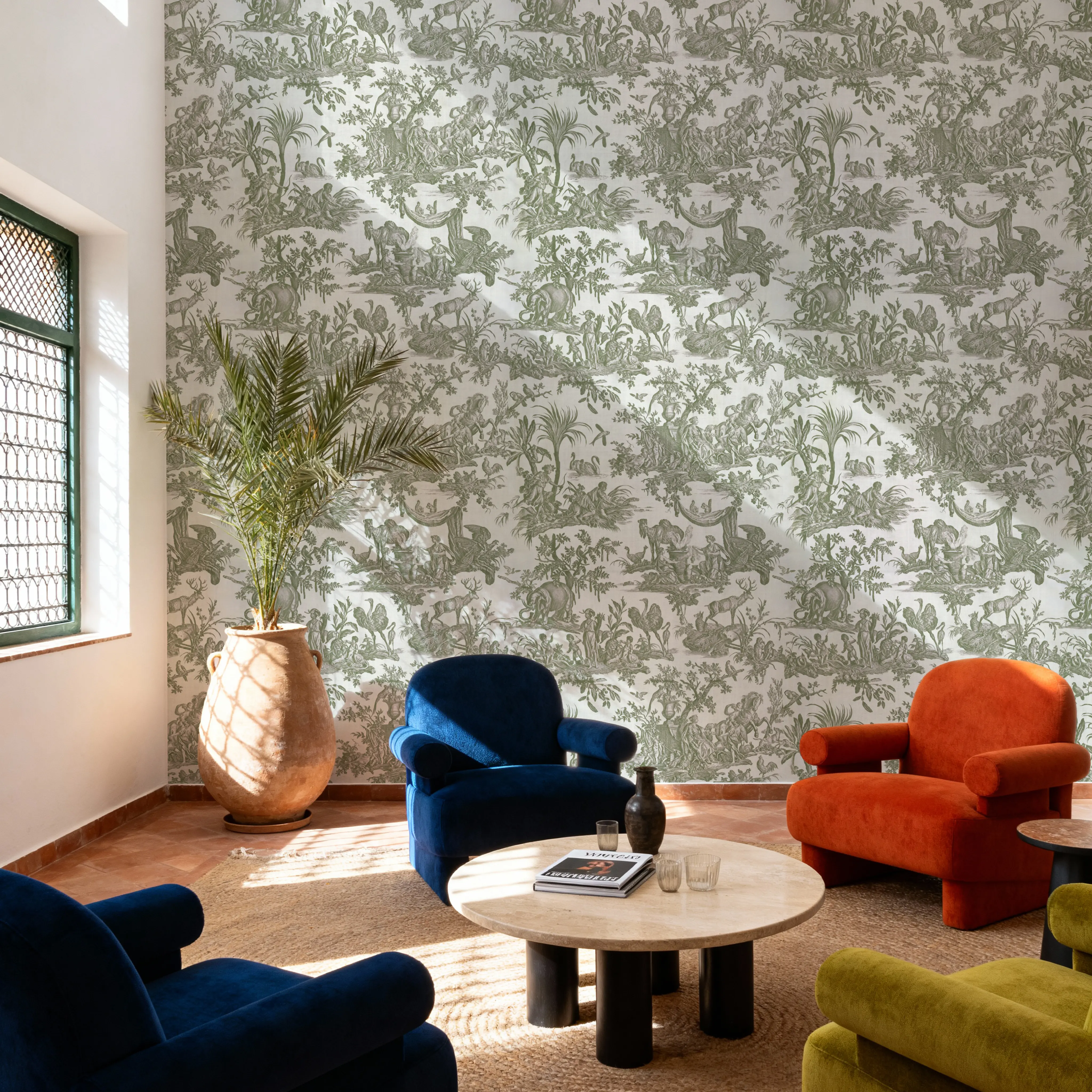 Behang - Patinated Linen Toile de Jouy, Olive - Toile de Jouy Dieren - Groen - Eetkamer - Wallism België - Zelfklevend of Vliesbehang