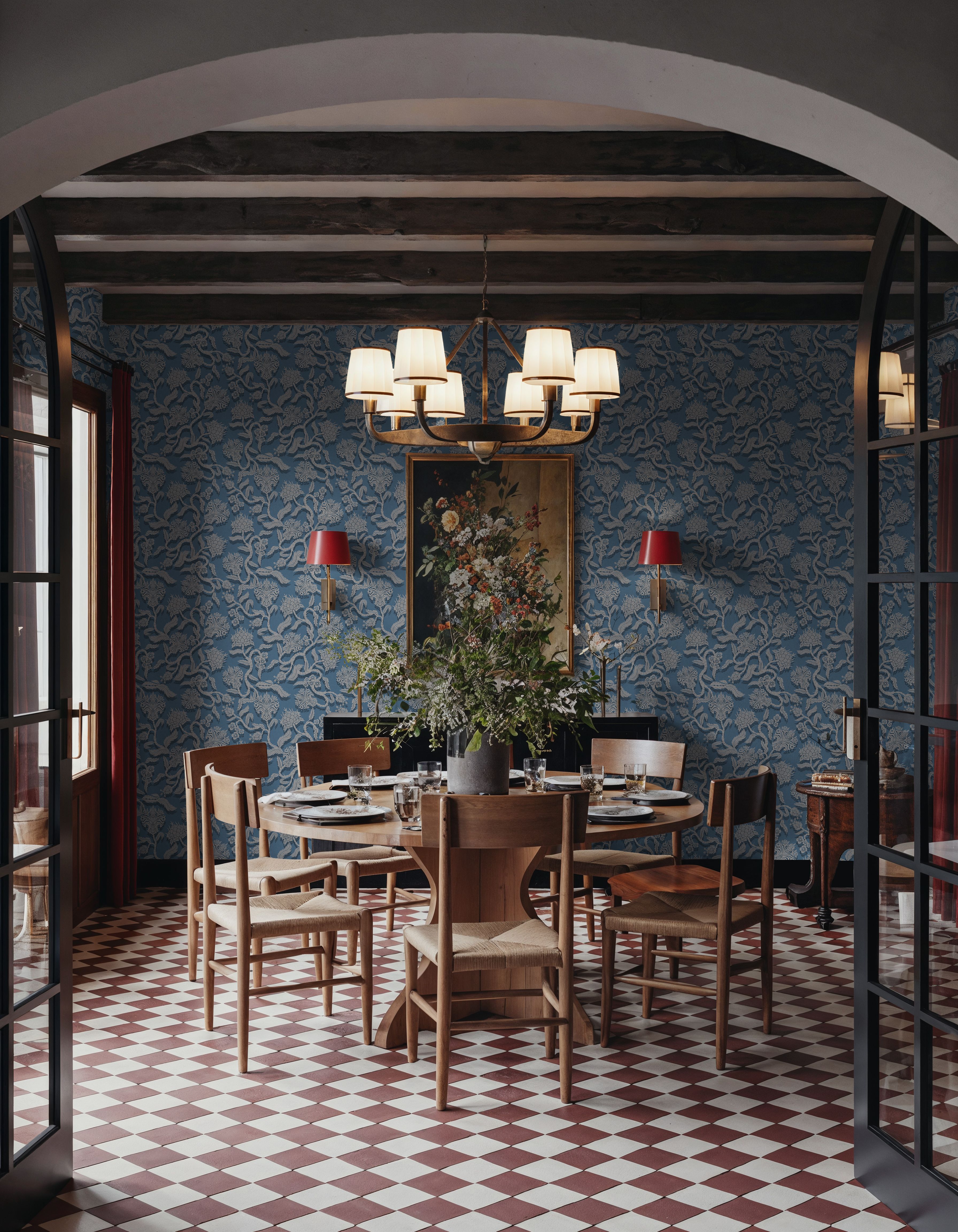 Porcelain tones for a quiet dining room