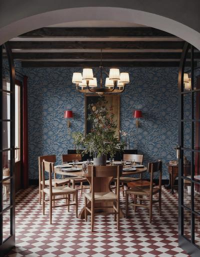 Two adjoining rooms, two wallpapers: how to connect them