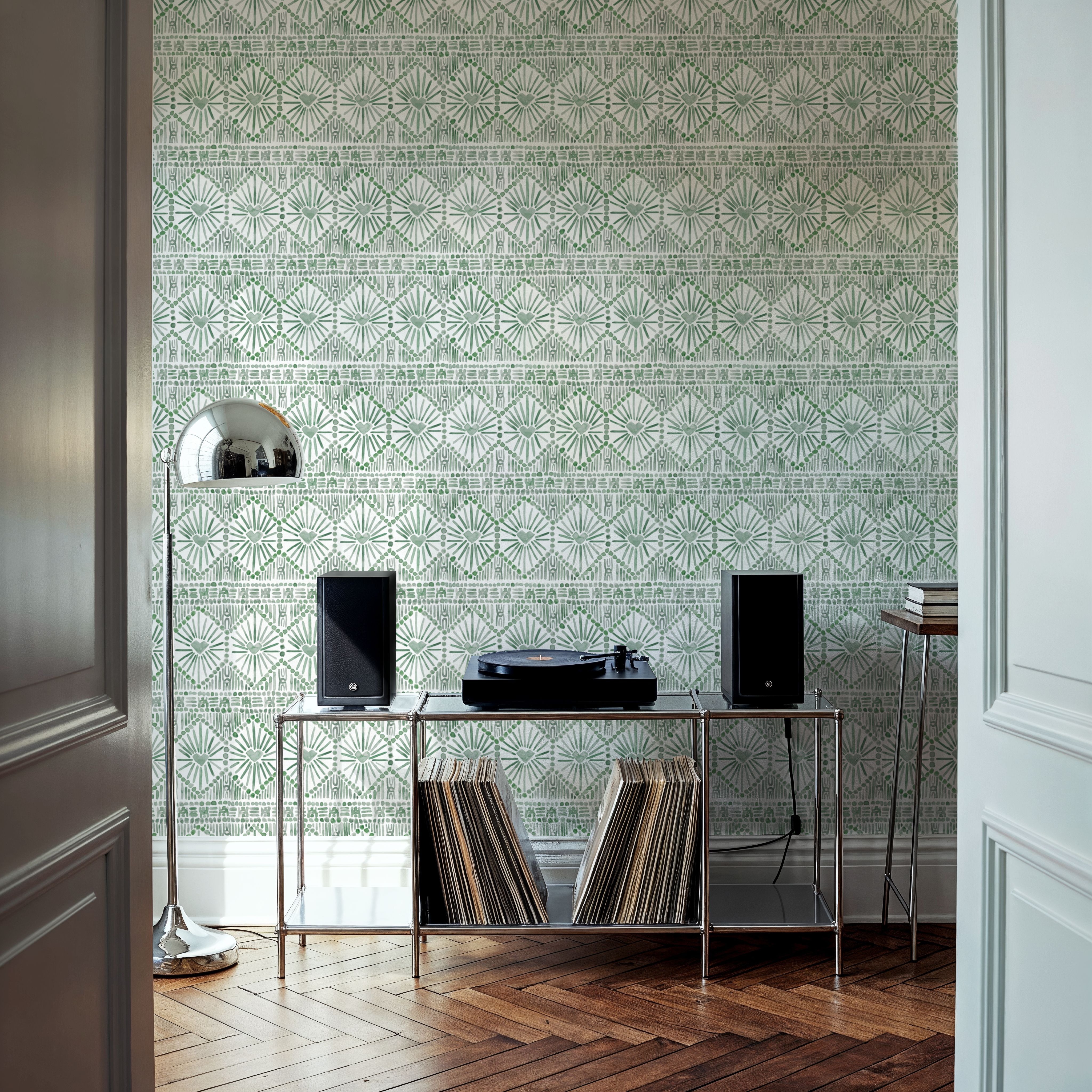 Paradise Fountain Dark Green on White