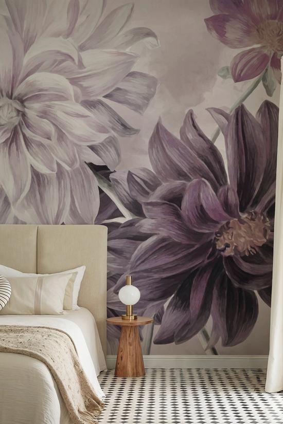 Focus on the Dahlia Red