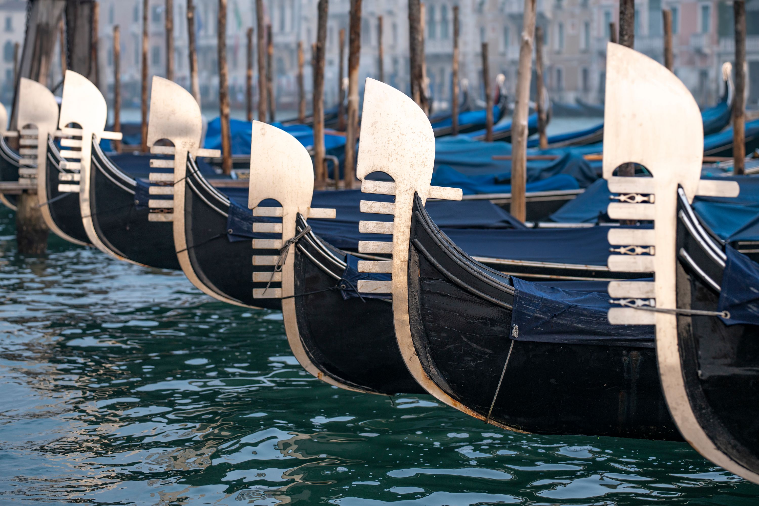 Backgrounds Venice Italy Night View Gondola Rides River Buildings HD phone  wallpaper | Pxfuel