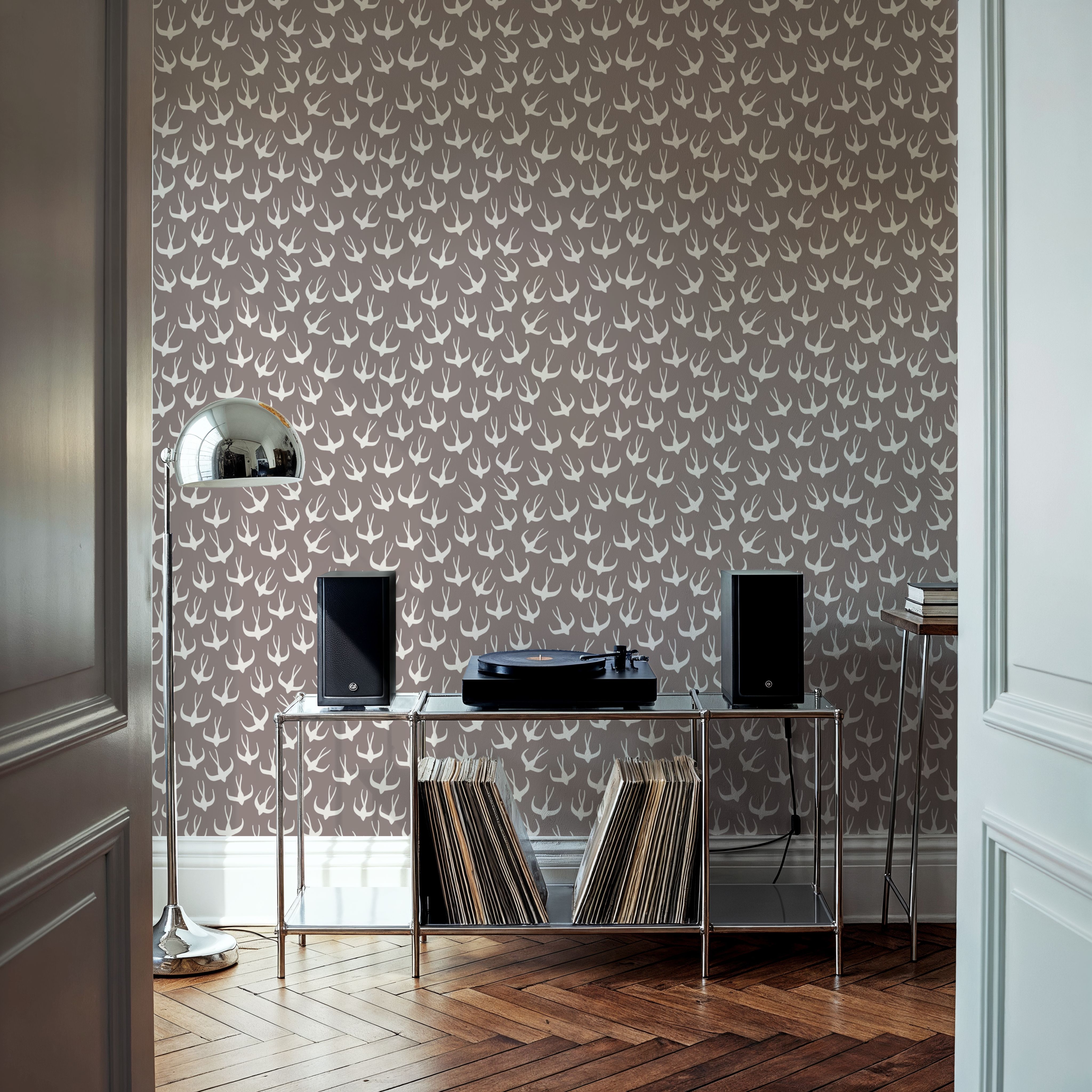 Swallow Family, Tapet