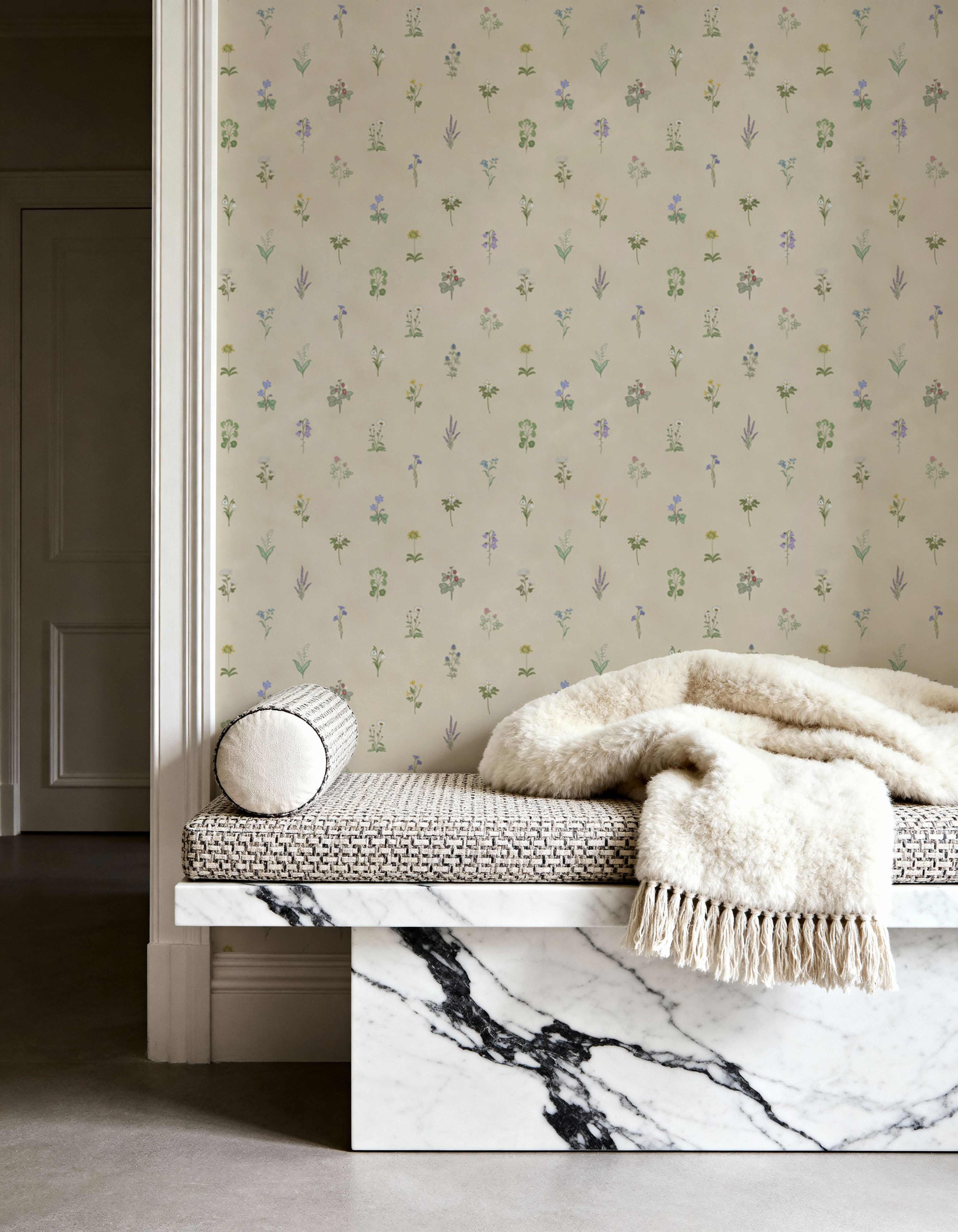 Nordic Flora Petite, Light Beige, Wallpaper
