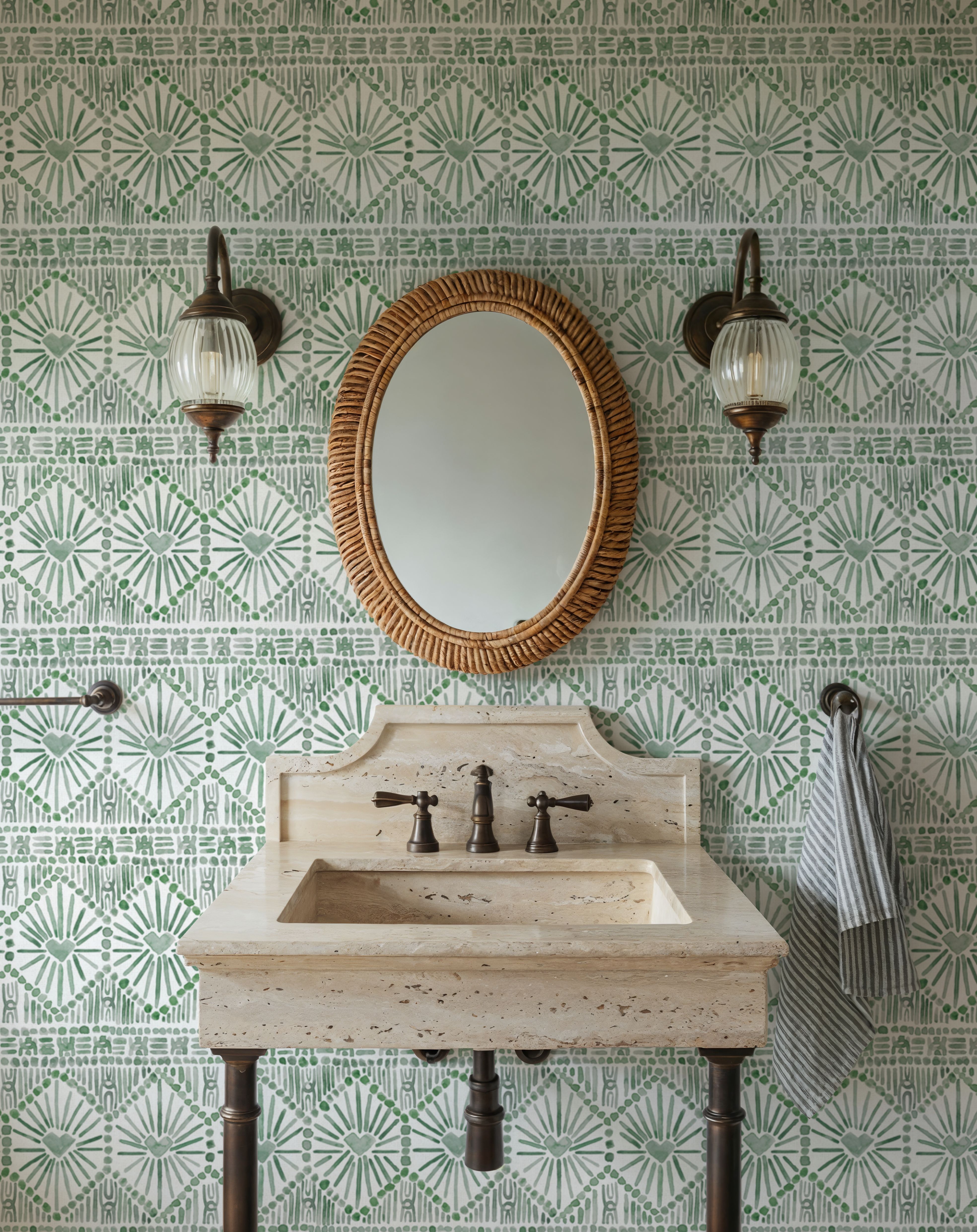 Paradise Fountain Dark Green on White