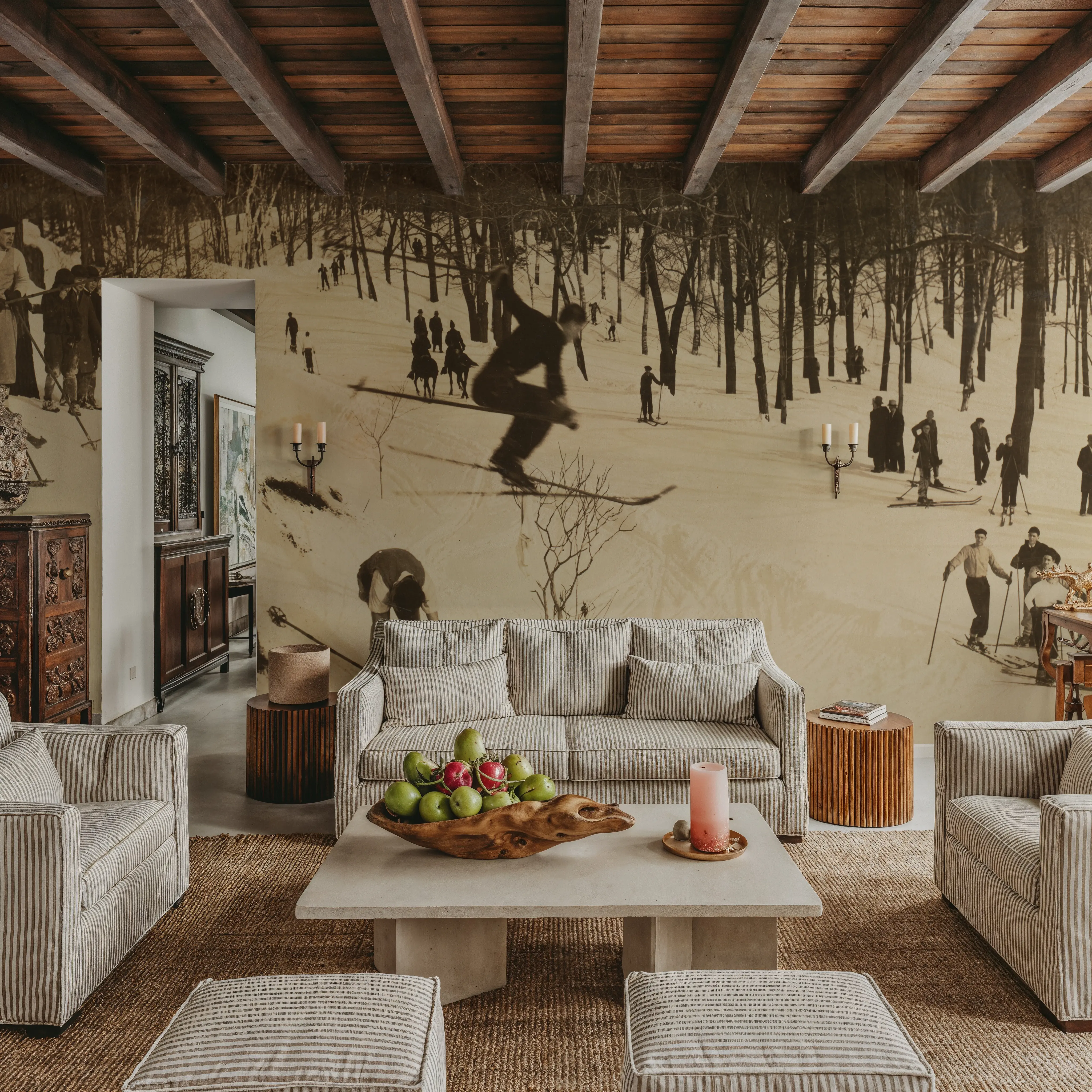 Fotobehang - Vintage Skiing - Sneeuw Sport Mural - Wit - Eetkamer - Wallism België - Zelfklevend of Vliesbehang