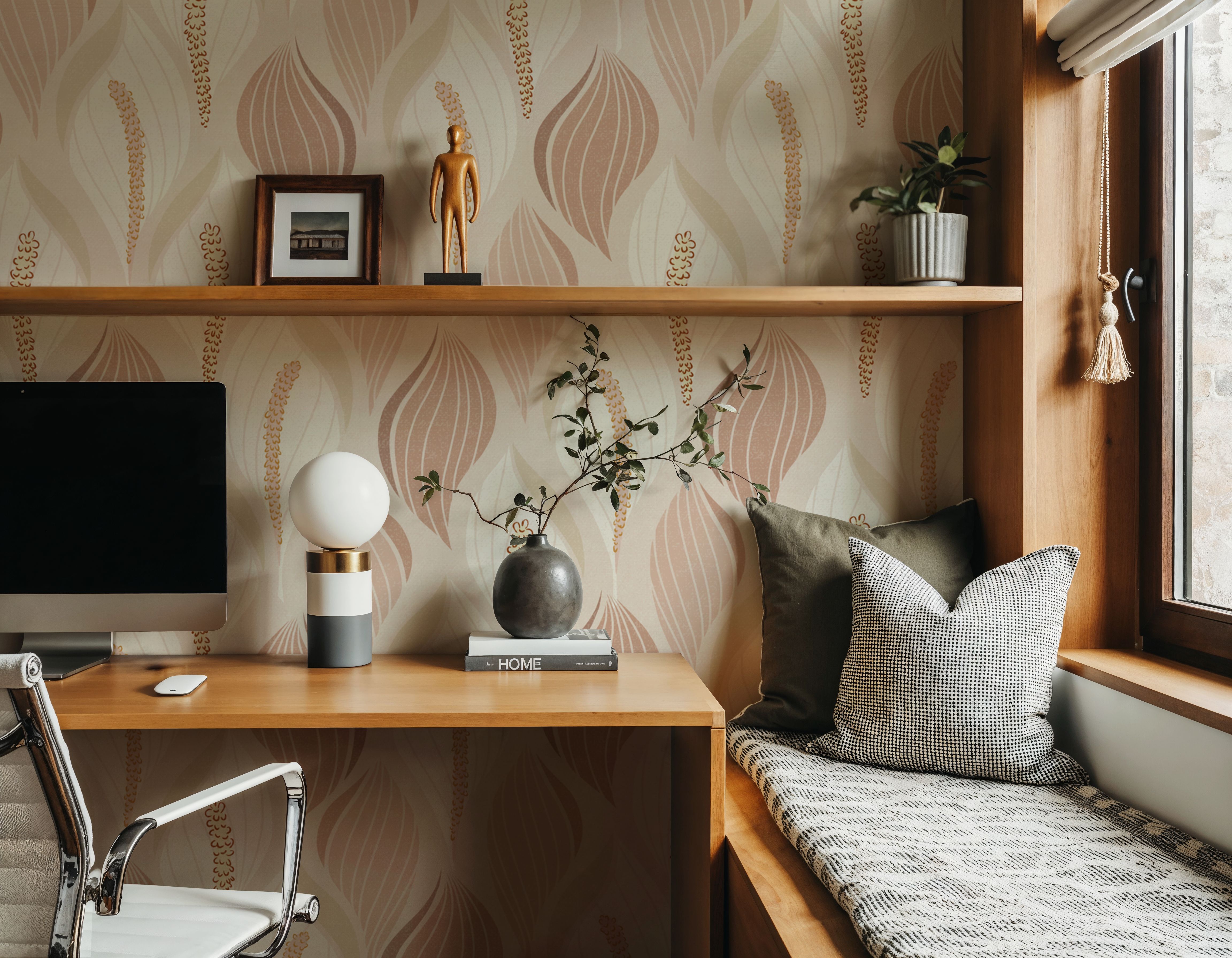 Minimalistic Flow Peace Lily, Soft Peach