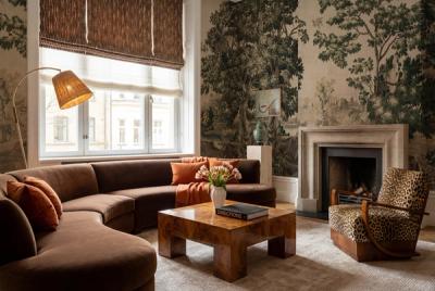 Green wallpaper: choosing a light or dark background