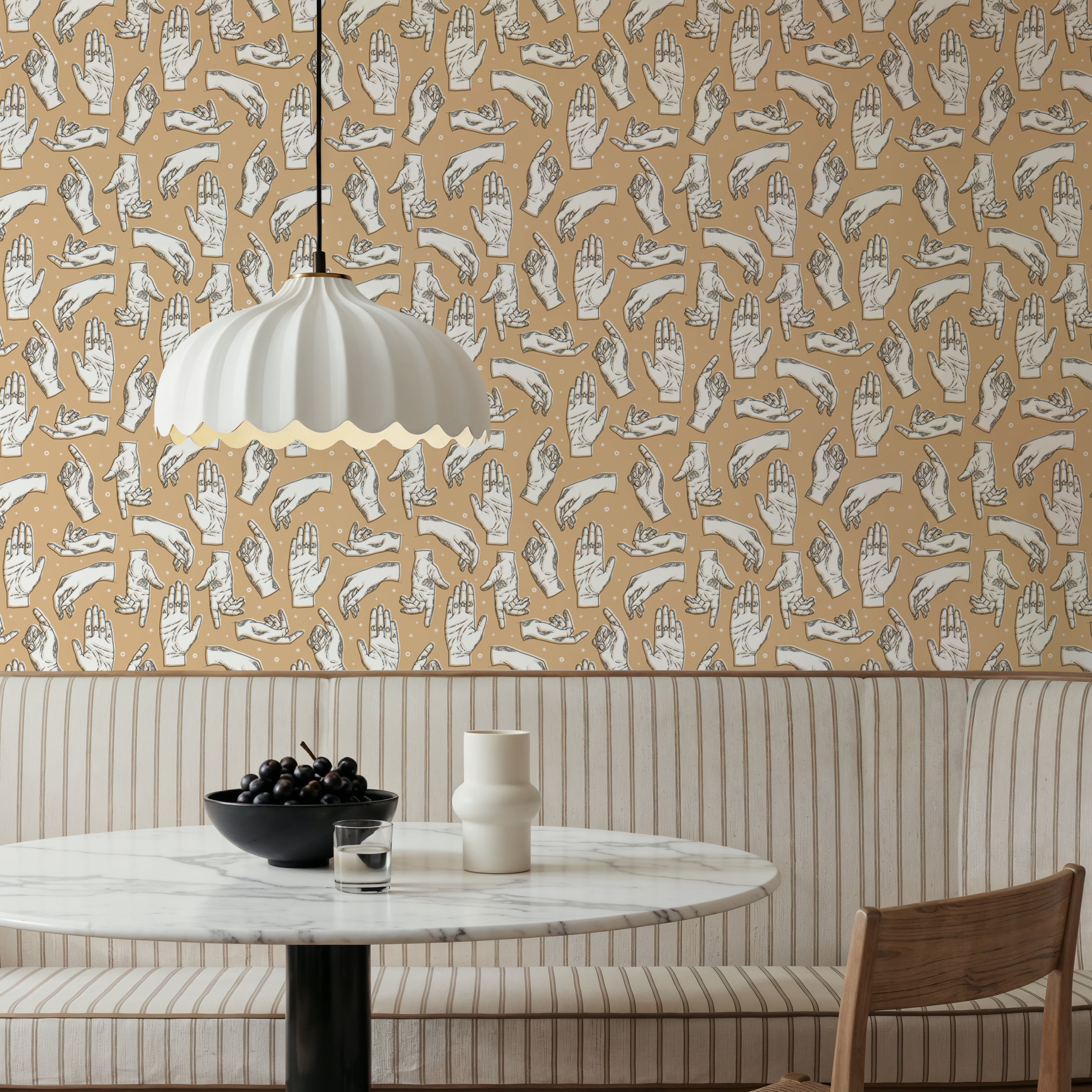 The Palm Reader Gold, Behang