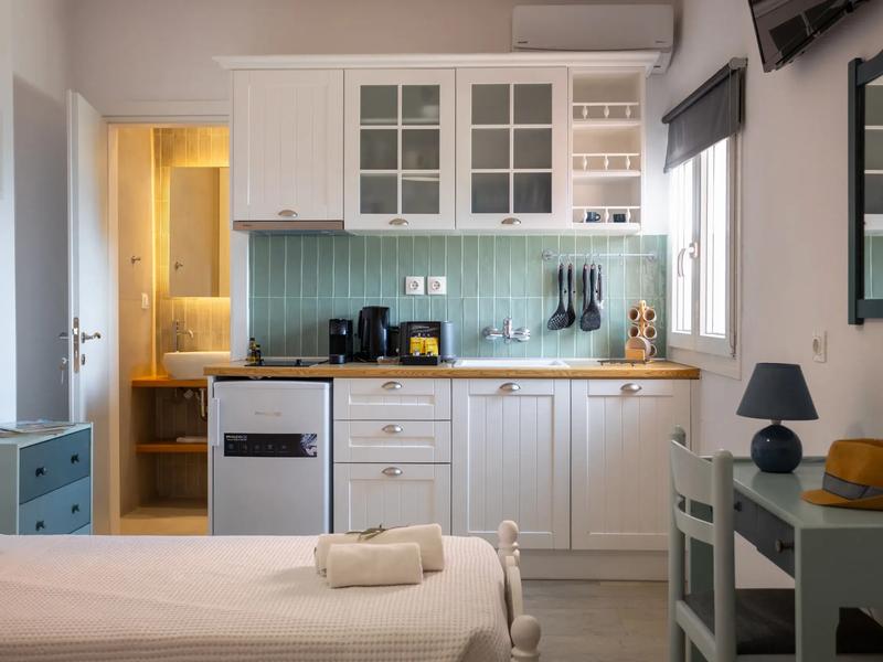 Sea View Suite with Queen Bed — image 5