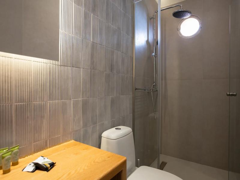 Sea View Suite with Queen Bed — image 7