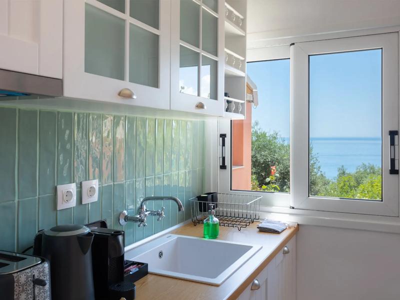 Sea View Suite with Queen Bed — image 10