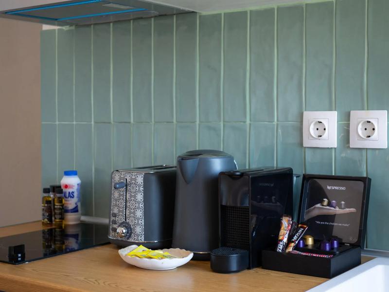 Sea View Suite with Queen Bed — image 9