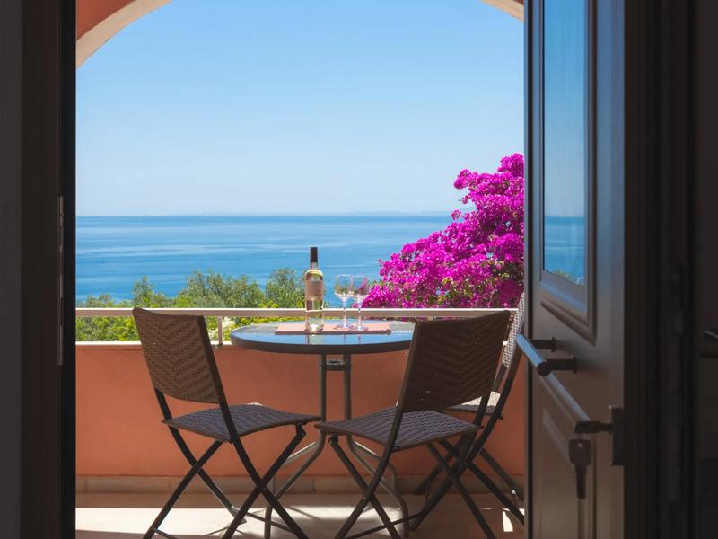 Superior Triple Apartment with Balcony & Sea View — image 6