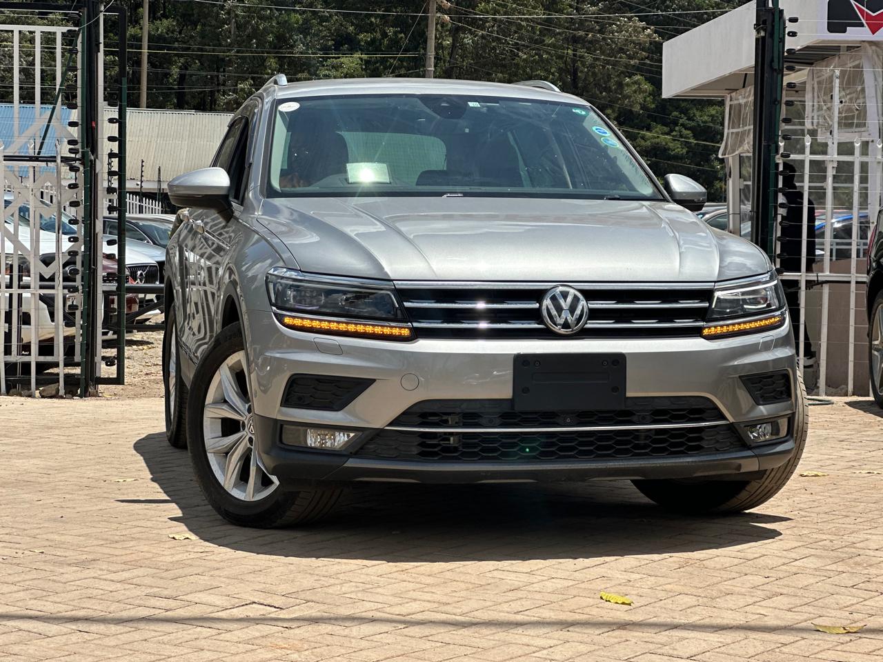 2018 Volkswagen Tiguan - view 2