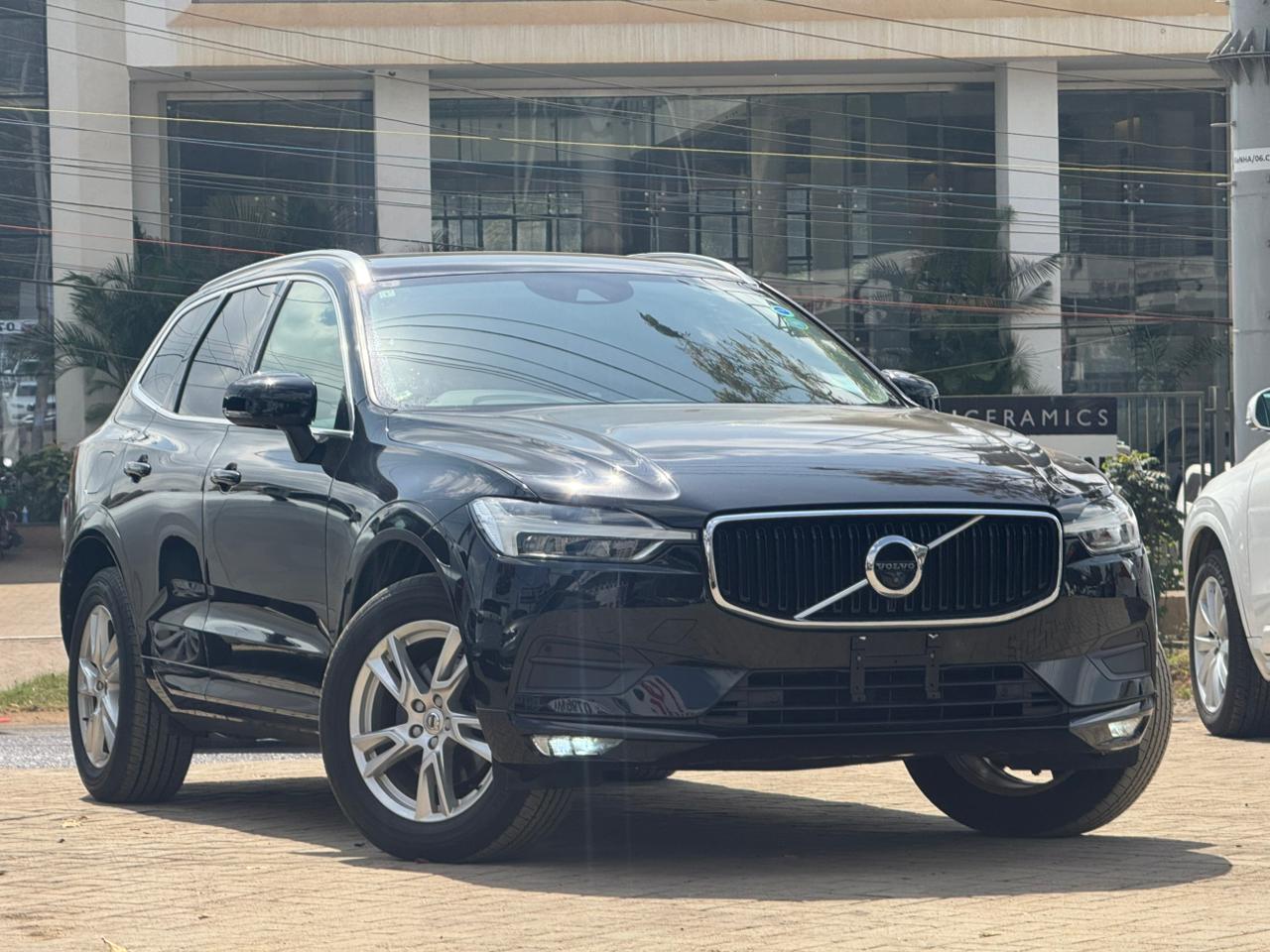 2019 Volvo XC60 D4 Momentum thumbnail 2