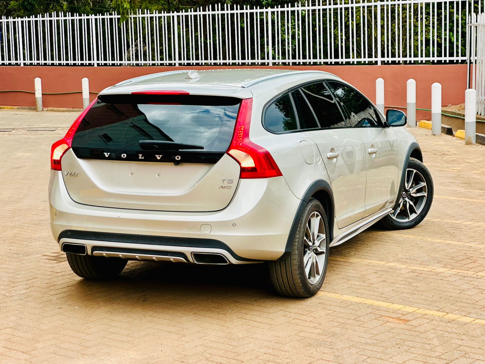 Volvo V60 T5 Cross Country thumbnail 8