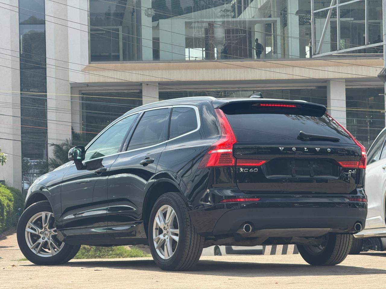 2019 Volvo XC60 D4 Momentum thumbnail 4
