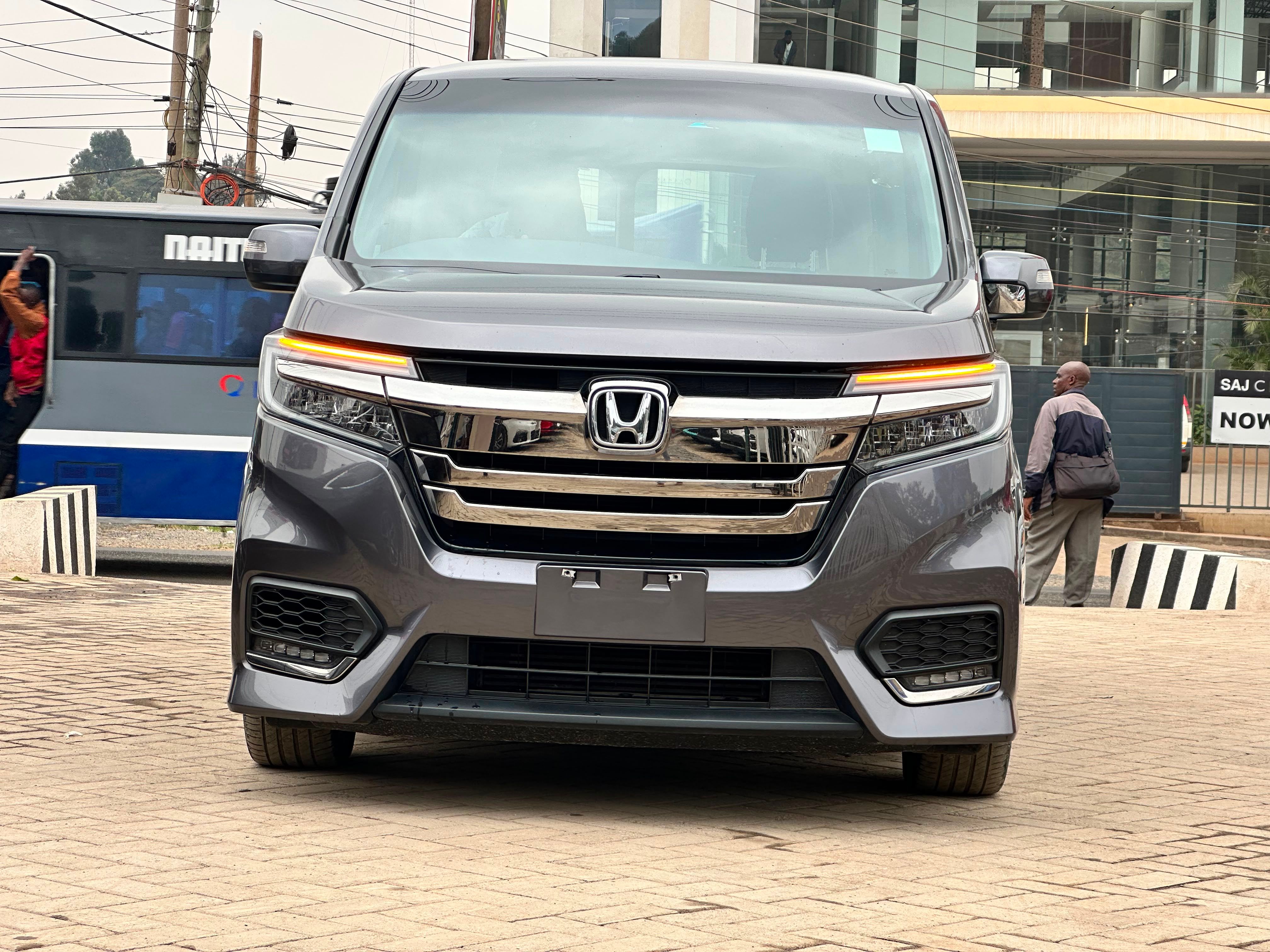 2019 Honda Stepwagon thumbnail 2