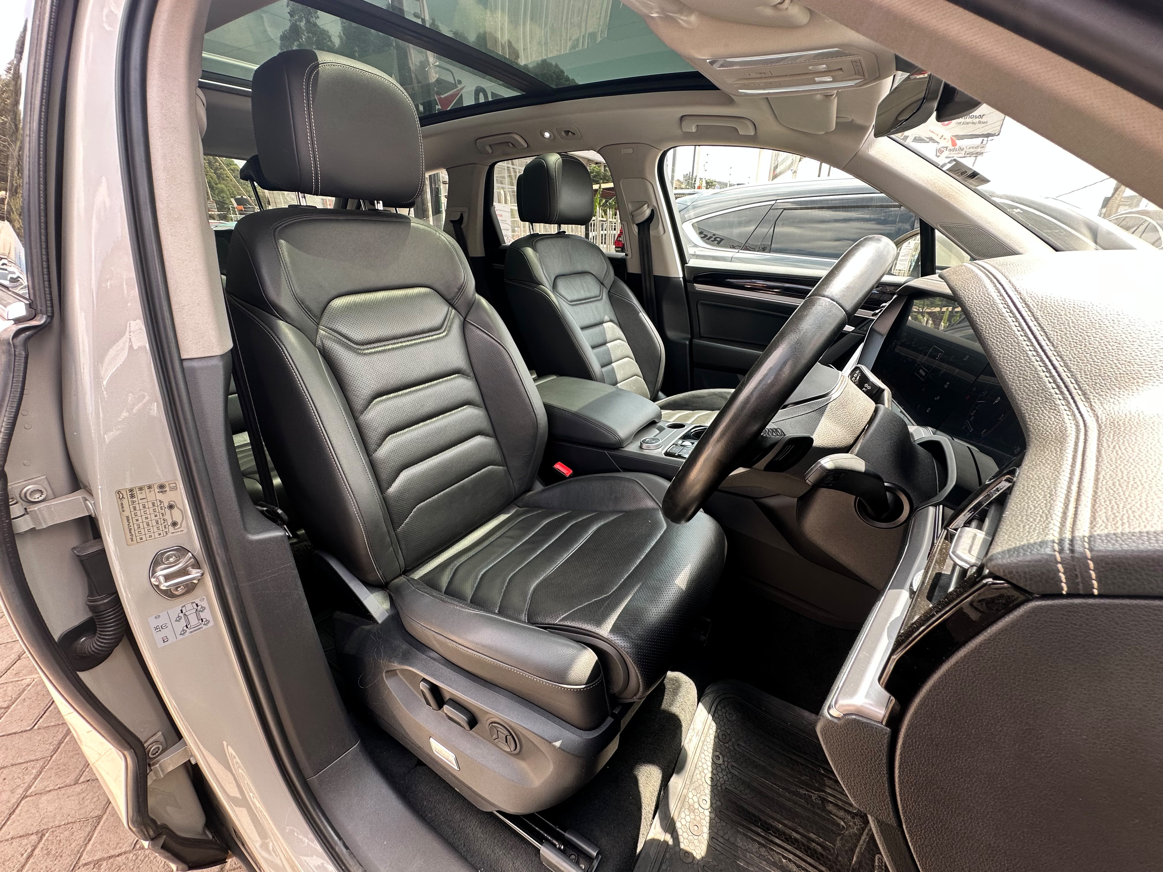 2021 Volkswagen Toureg thumbnail 8