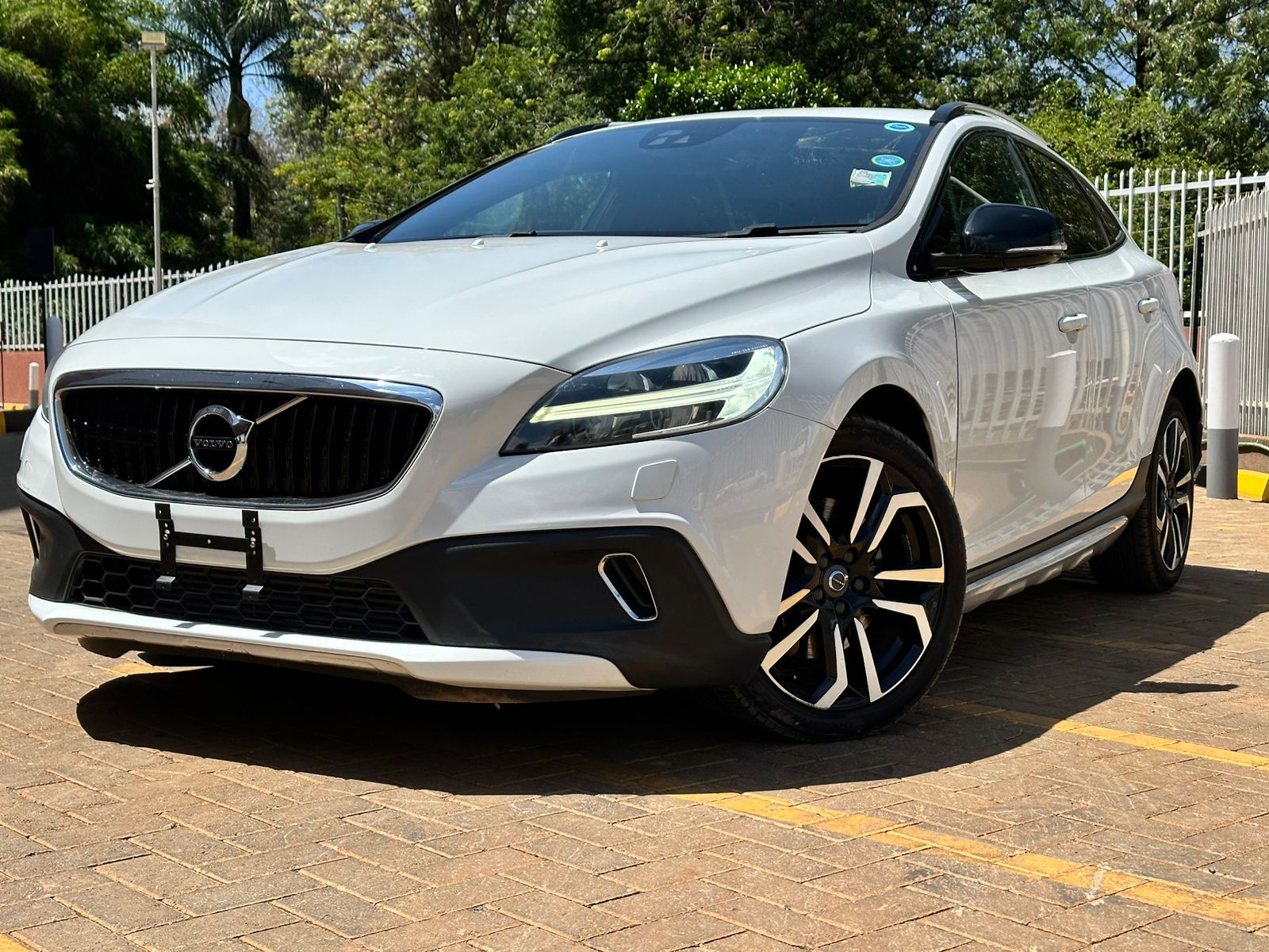 2019 Volvo V40 Cross Country D4 thumbnail 12