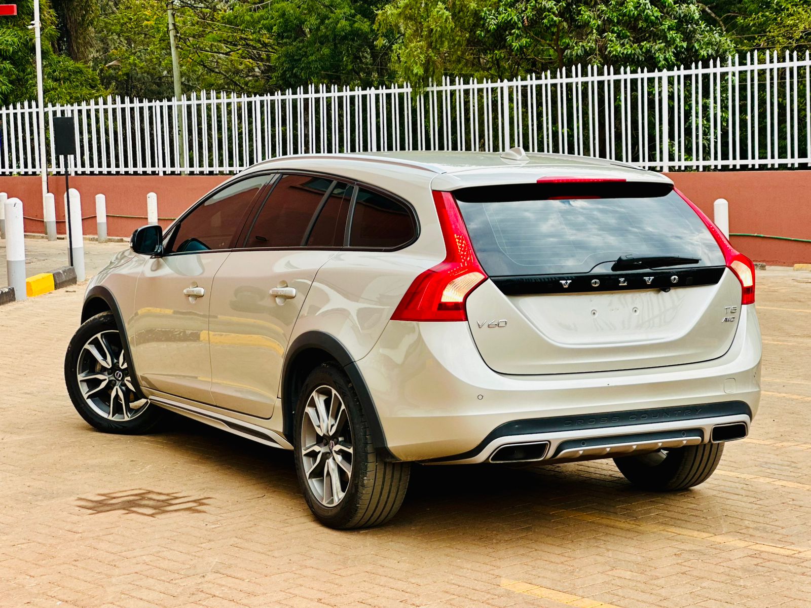 Volvo V60 T5 Cross Country - view 2