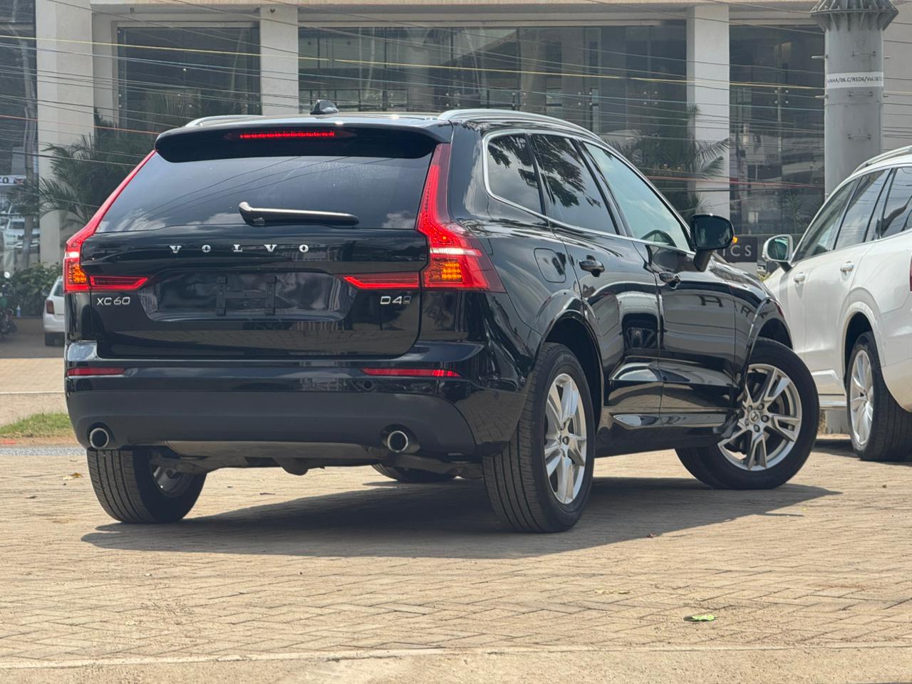 2019 Volvo XC60 D4 Momentum thumbnail 3