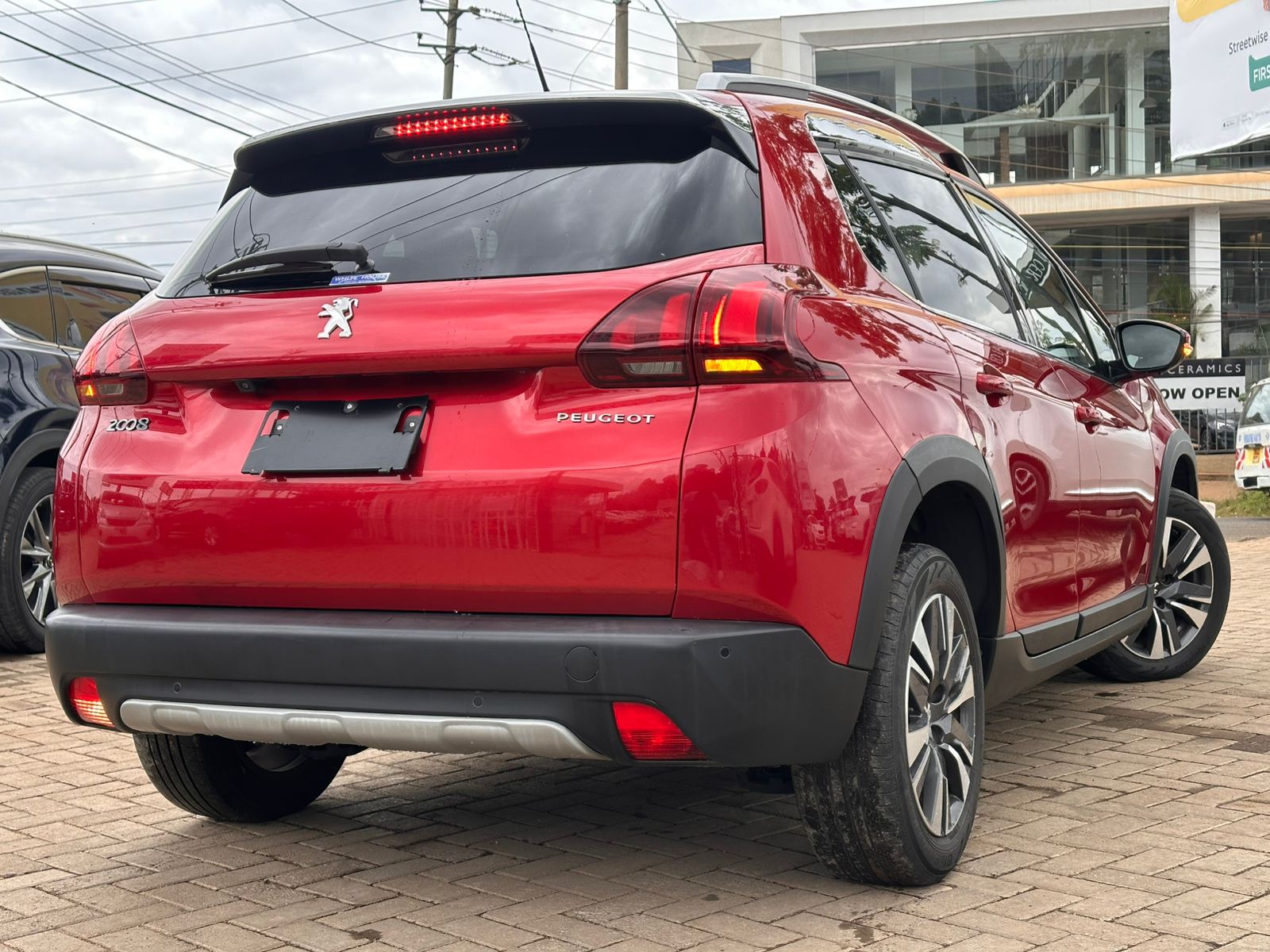 2019 Peugeot 2008 thumbnail 4