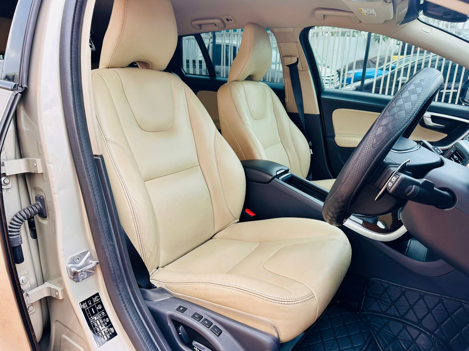 Volvo V60 T5 Cross Country thumbnail 5