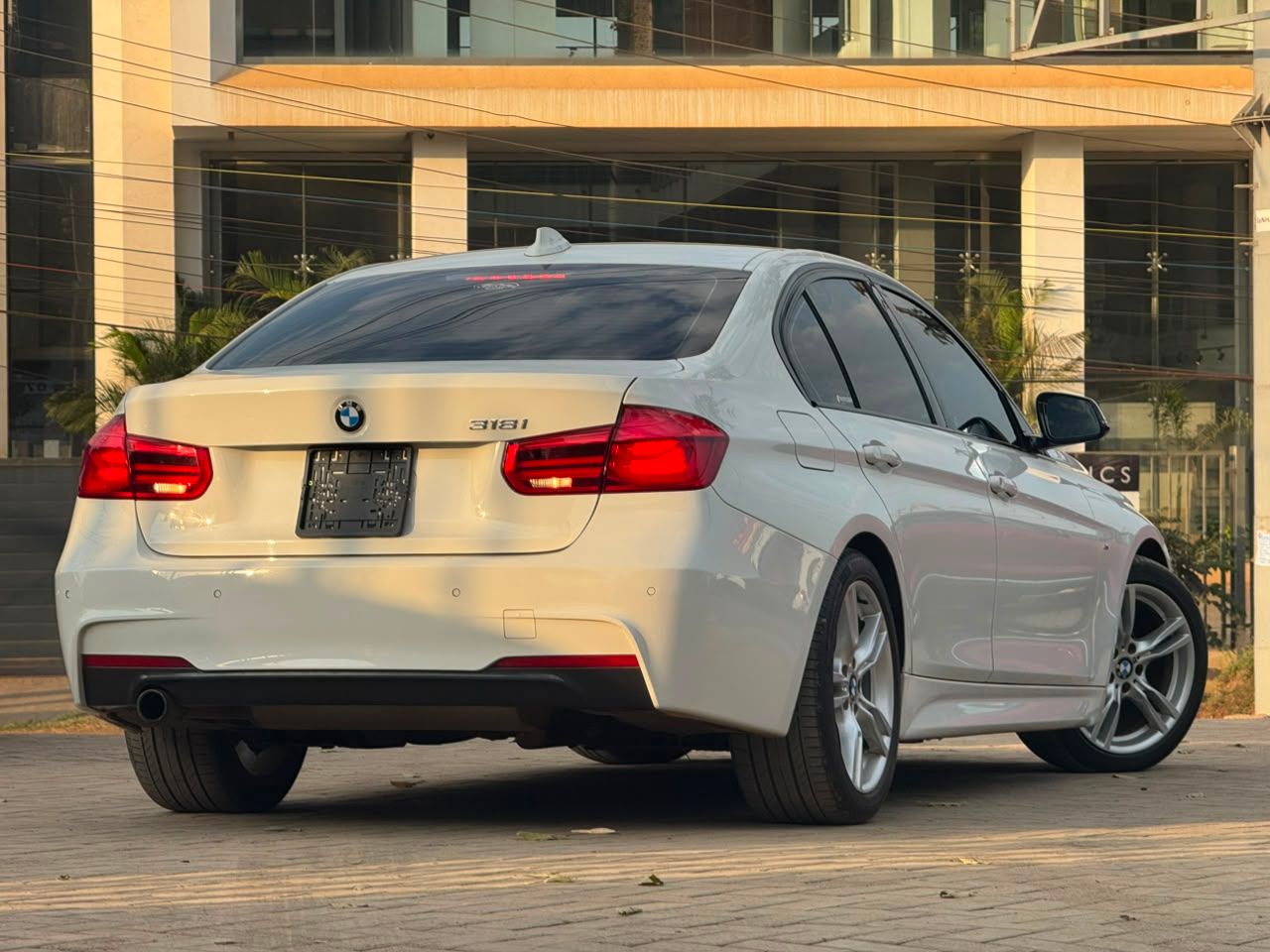 2017 BMW 318i thumbnail 5