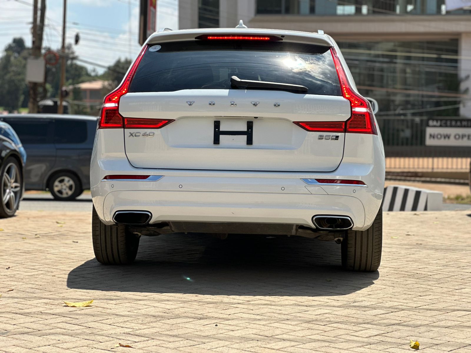 2020 Volvo XC60 B5 thumbnail 4