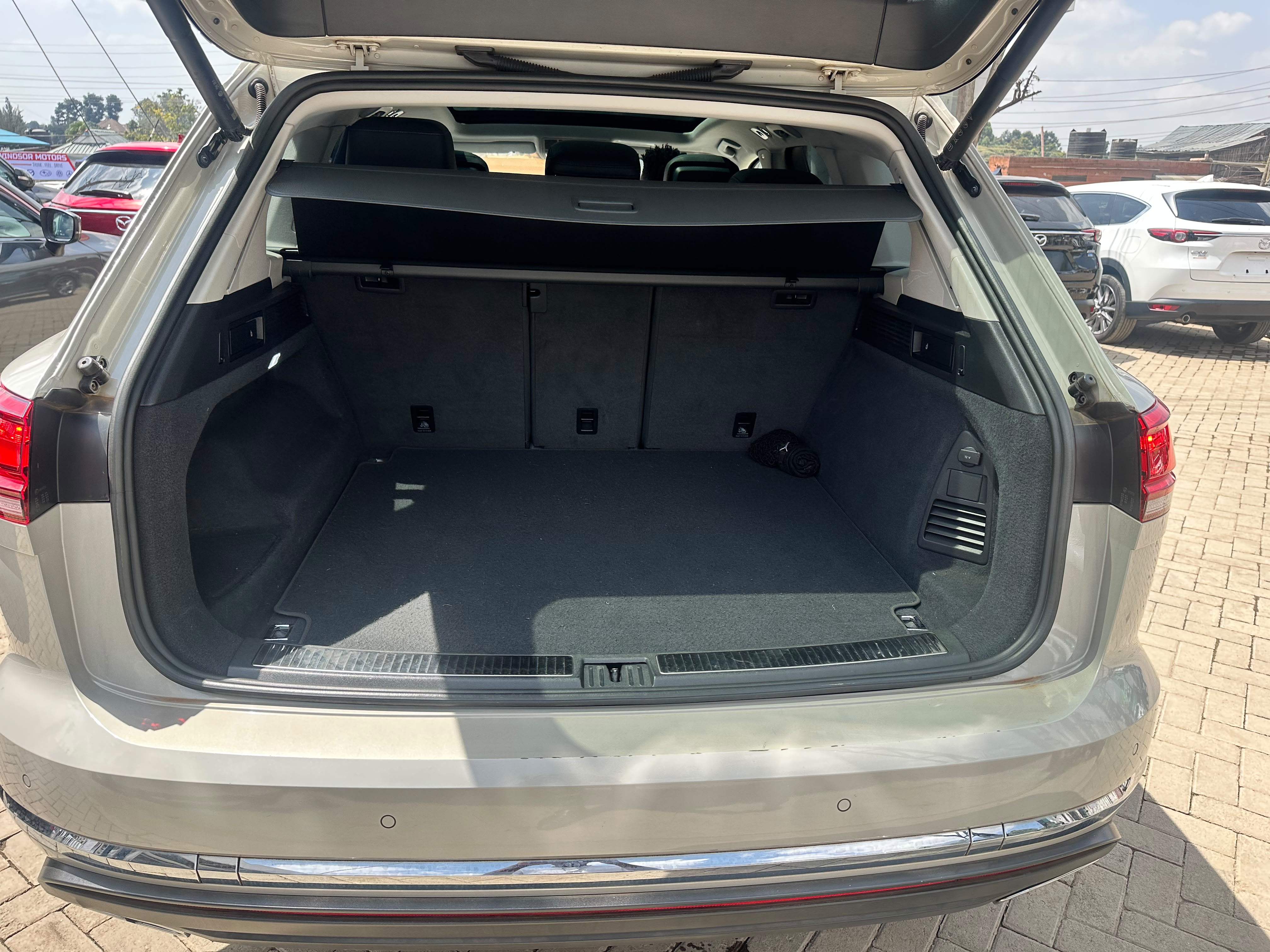 2021 Volkswagen Toureg thumbnail 10