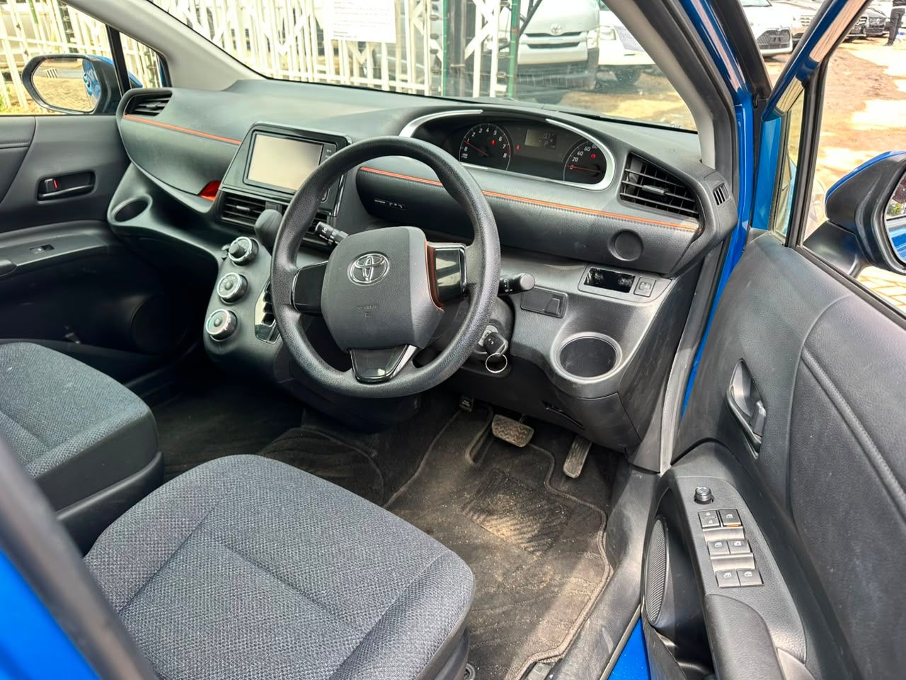 2018 Toyota Sienta Non Hybrid thumbnail 8