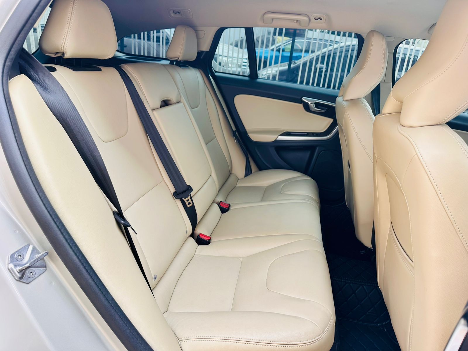 Volvo V60 T5 Cross Country - view 3