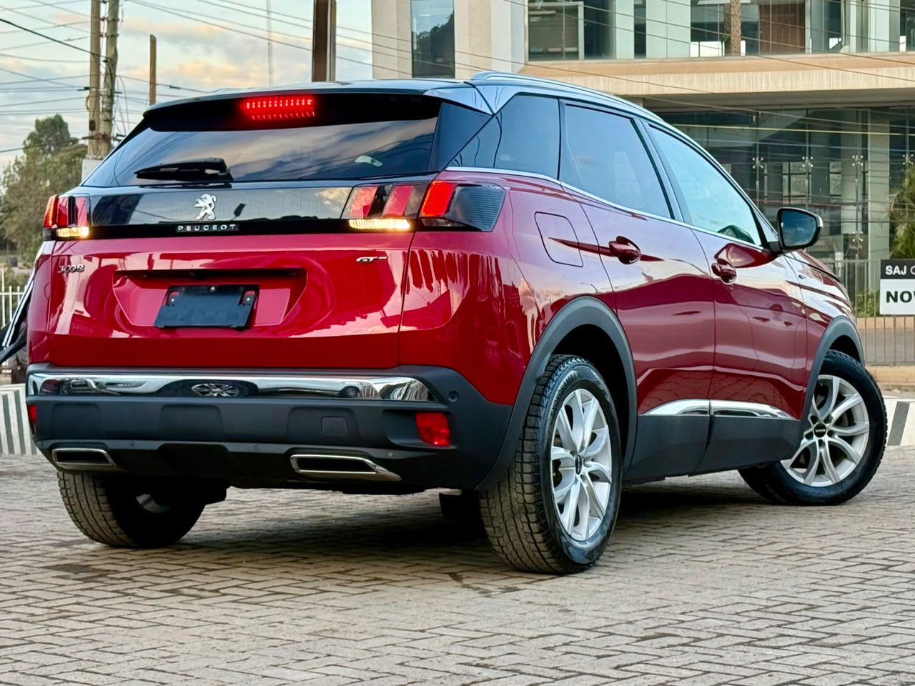 2019 Peugeot 3008 GT thumbnail 4
