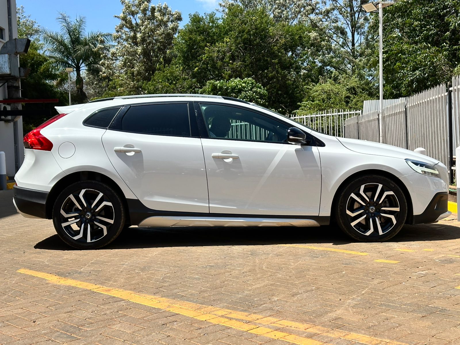 2019 Volvo V40 Cross Country D4 thumbnail 6