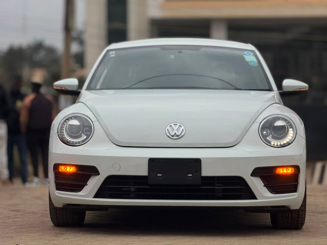 2019 Volkswagen Beetle - view 3