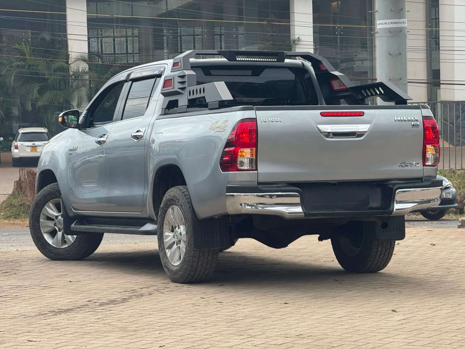 2018 Toyota Hilux thumbnail 3