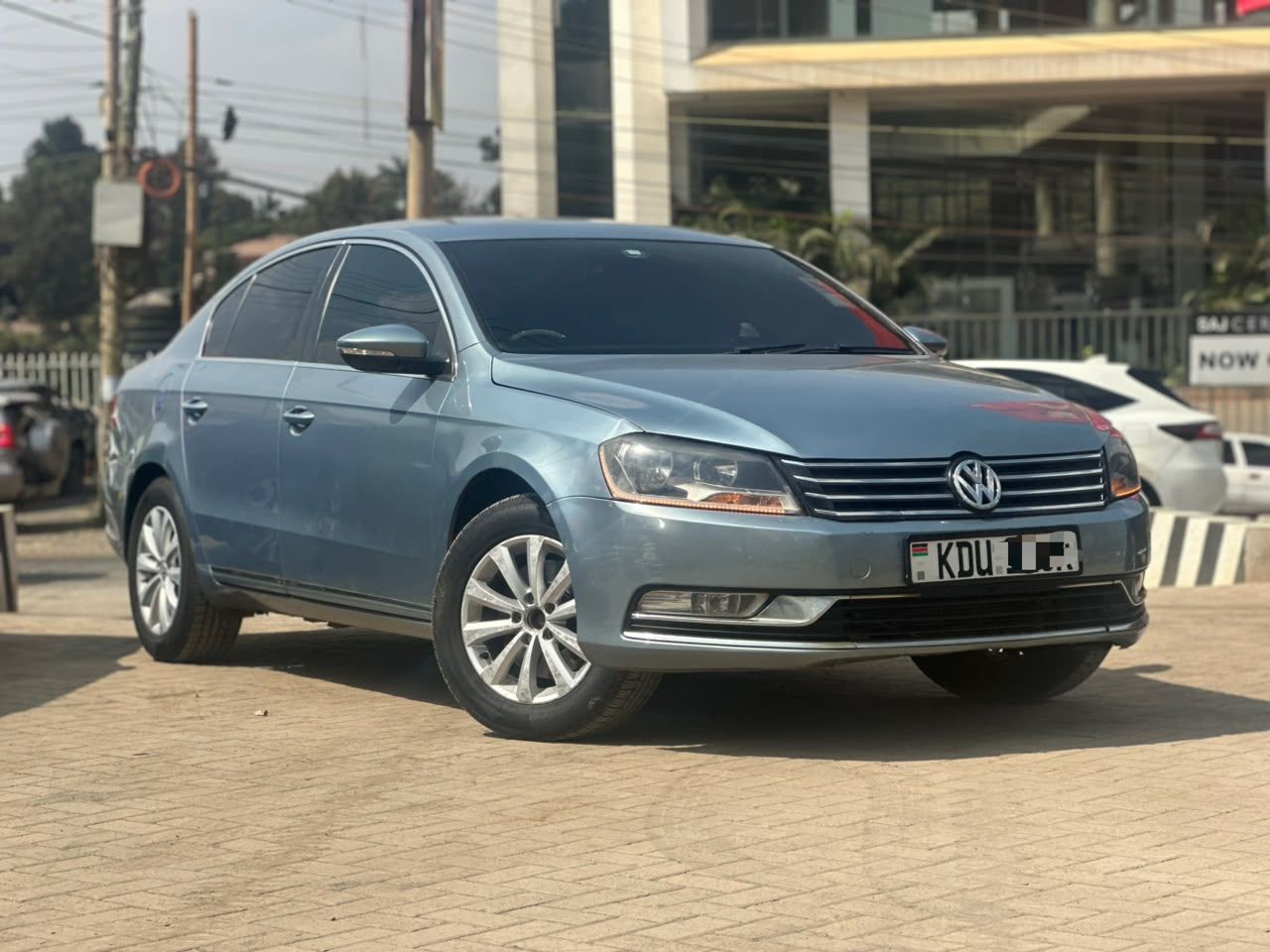 2013 Volkswagen Passat - view 2