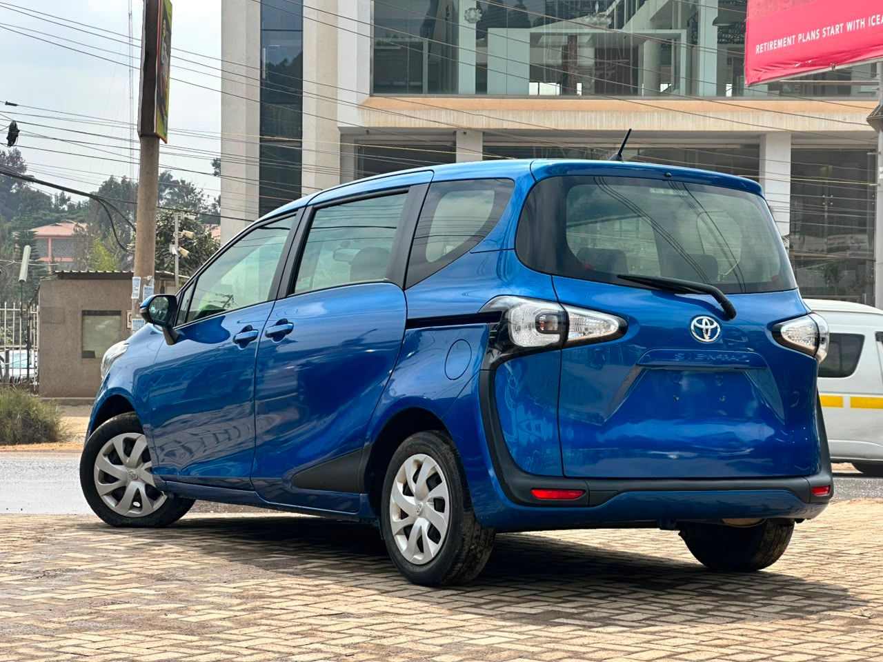 2018 Toyota Sienta Non Hybrid thumbnail 4