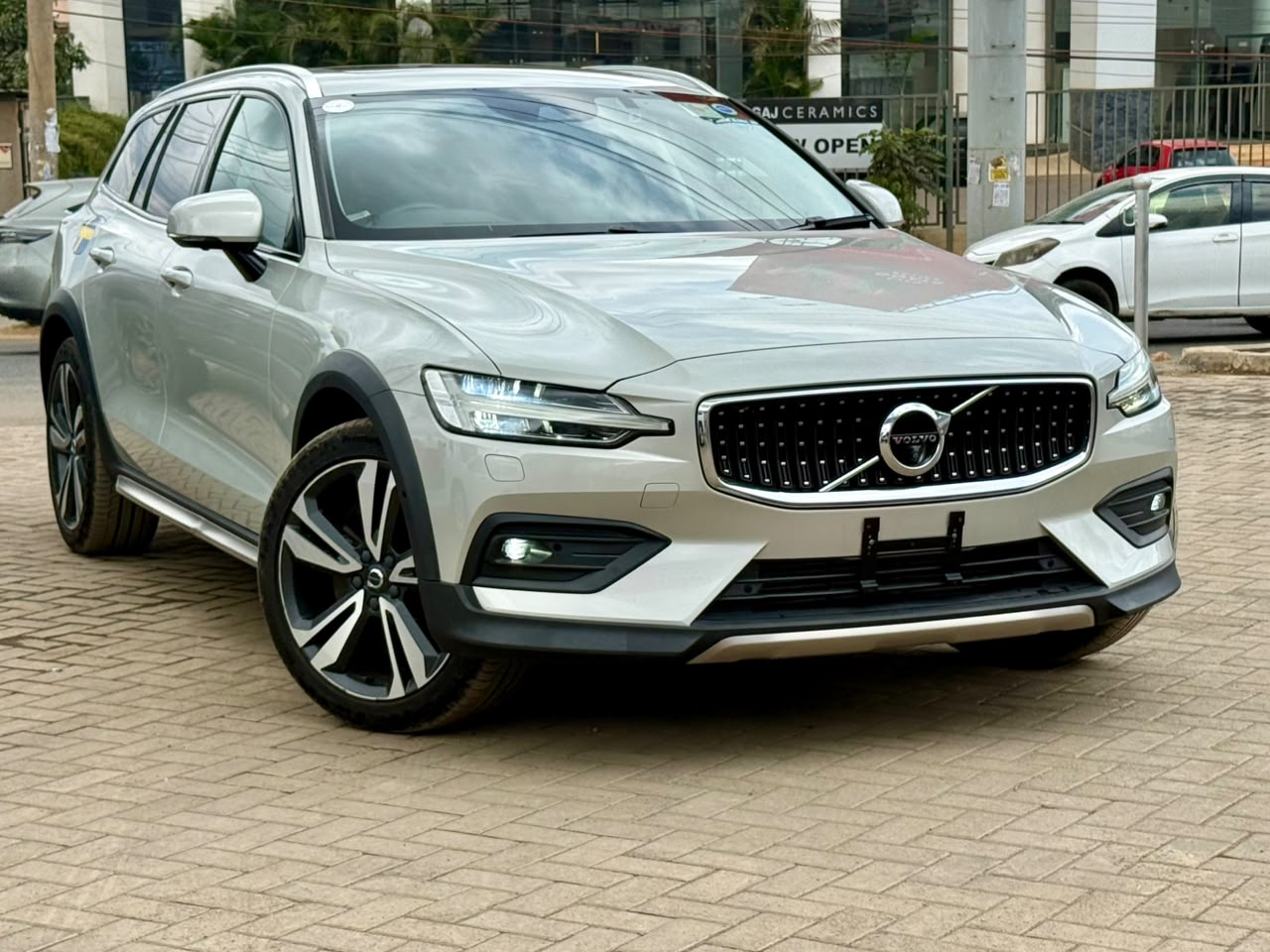 2019 Volvo V60 T5- Newshape - view 2