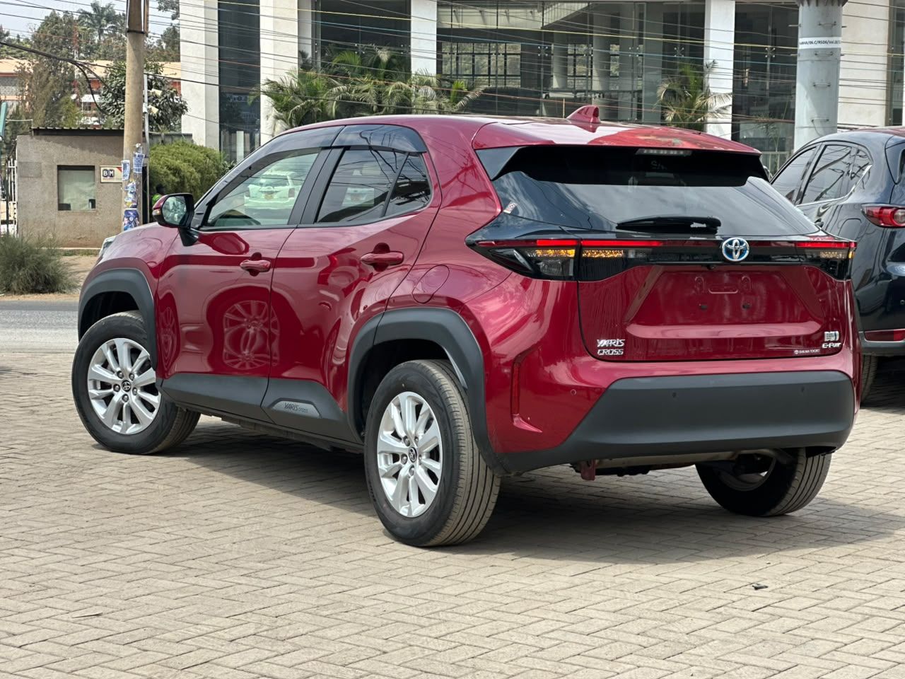 2021 Toyota Yaris Cross E-Four thumbnail 5