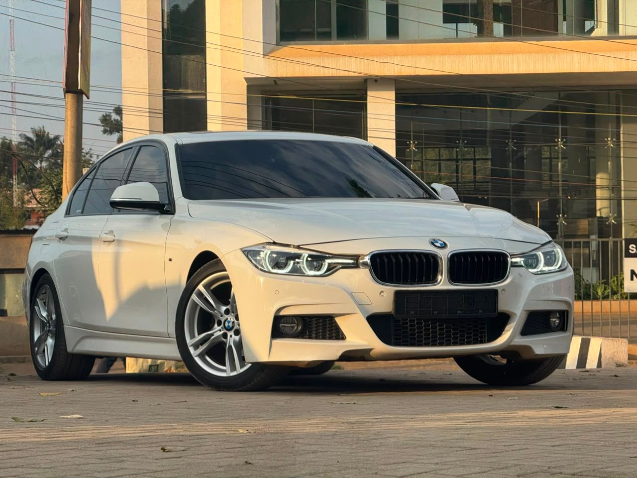 2017 BMW 318i - view 2