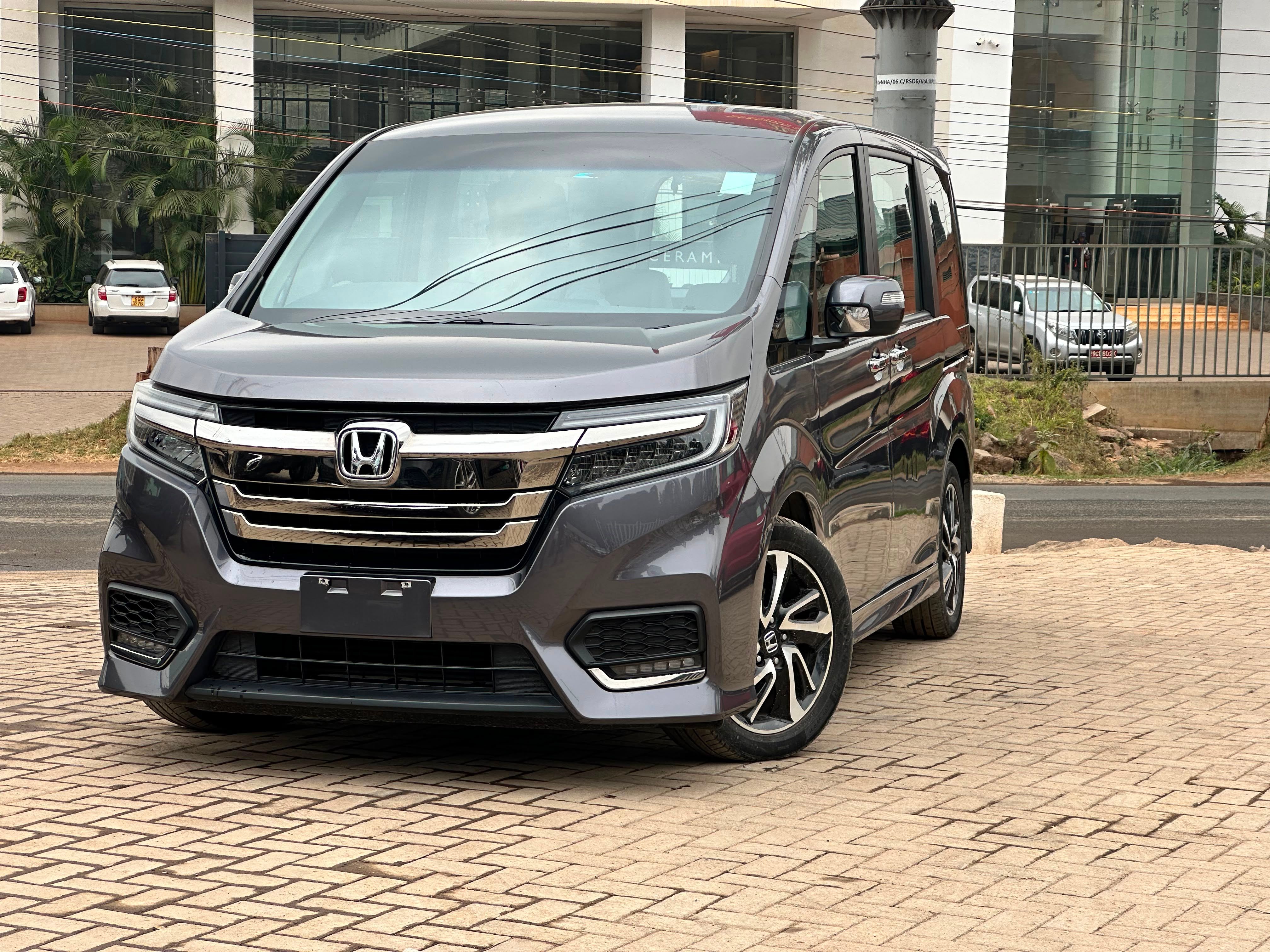 2019 Honda Stepwagon thumbnail 4