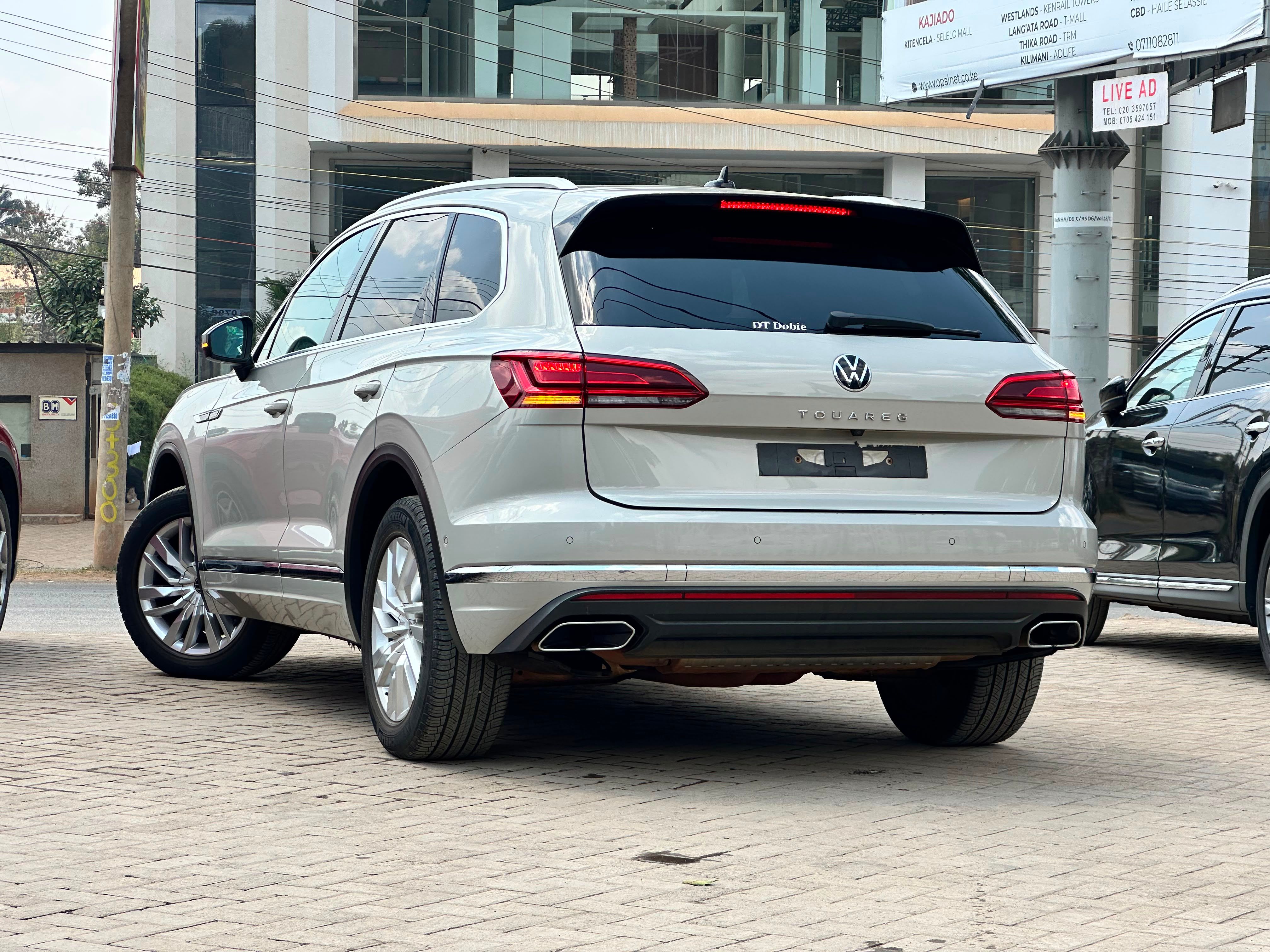 2021 Volkswagen Toureg thumbnail 4